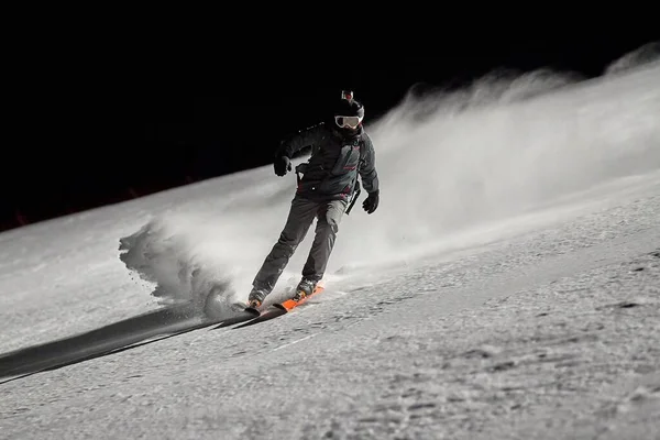 Sciare nelle piste innevate invernali di notte — Foto Stock