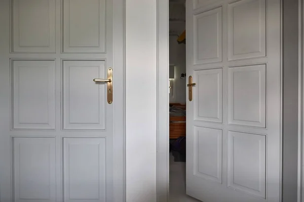 Drzwi sypialni po lewej stronie Ajar — Zdjęcie stockowe