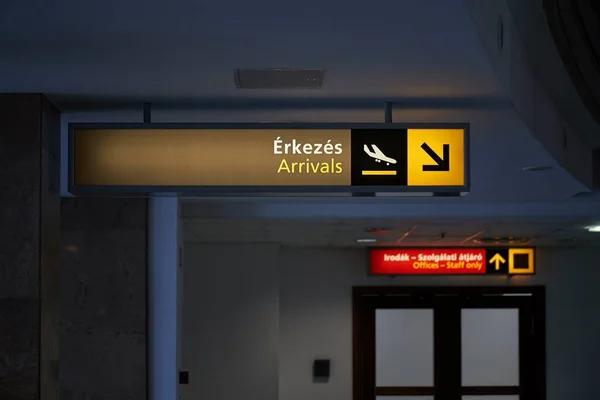 Arrivals airport sign — Stock Photo, Image