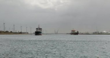 Rotterdam limanında yük gemileri var.