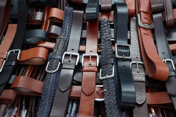 Cinturones de cuero en un mercado —  Fotos de Stock