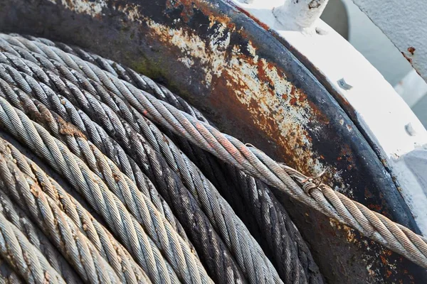 Kotouč ocelového lana na navijáku — Stock fotografie