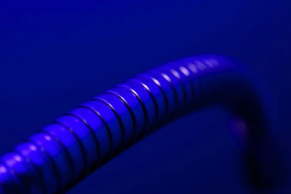 Tubo de metal azul fundo abstrato — Fotografia de Stock