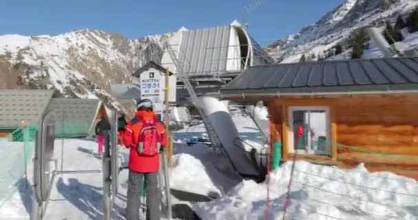 Memasuki lift ski melalui gerbang ski pass — Stok Video