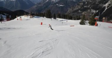 Snowboardcu görüntüyü takip ediyor