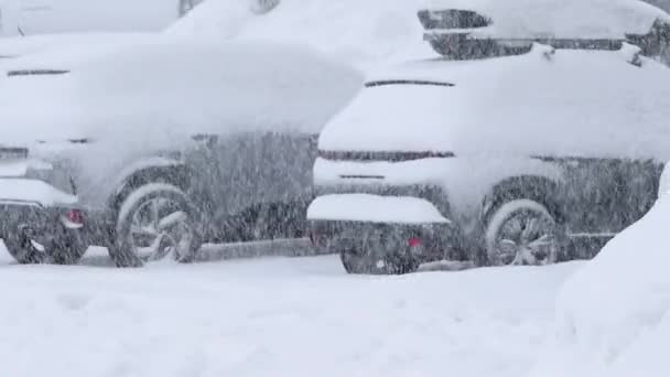 Nieva en los coches de estacionamiento en invierno — Vídeos de Stock
