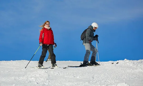 Kışın karlı yamaçlarda kayak yapmak — Stok fotoğraf