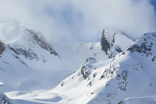 Bergen bedekt met sneeuw — Stockfoto