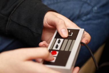 Eski bir oyun konsolunu oynuyorum