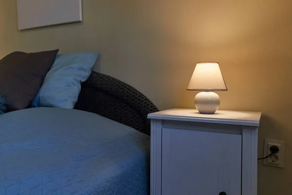 침대보 위에 있는 등불 — 스톡 사진