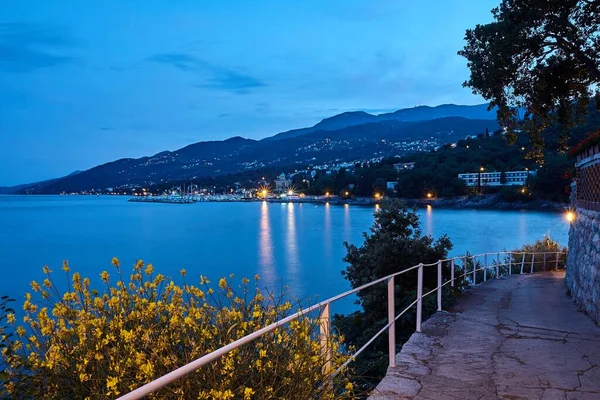 Abendlandschaft am Meer in Opatija, Kroatien — Stockfoto