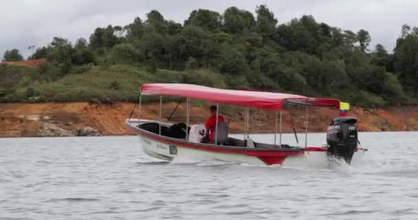 Motorboot auf dem See in Guatape — Stockvideo