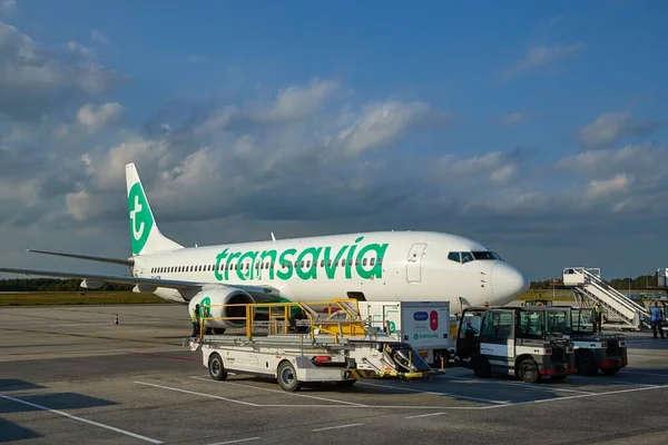 Transavia avião no aeroporto — Fotografia de Stock