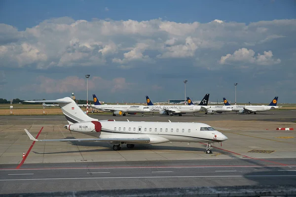 Aviões não utilizados e jato privado OE-LEM às vezes usado por PM Viktor Orban — Fotografia de Stock