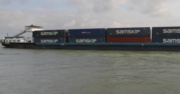 Πλοίο που μεταφέρει εμπορευματοκιβώτια στον Ρήνο — Αρχείο Βίντεο