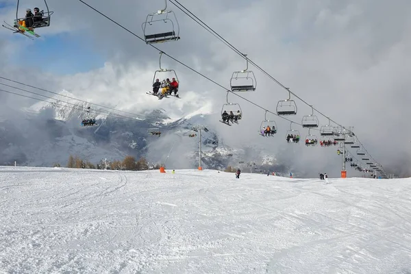 Pistes de ski, avec beaucoup de monde — Photo