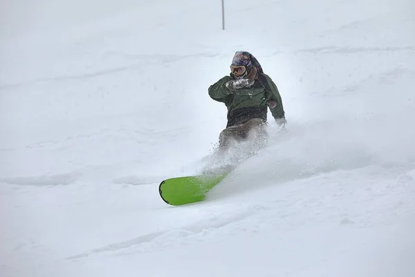 Snowboarding em neve fresca em pó — Fotografia de Stock