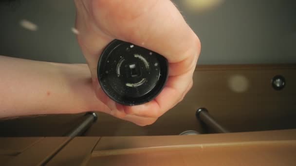 Macinazione pepe nero in un mulino, vista dal basso — Video Stock