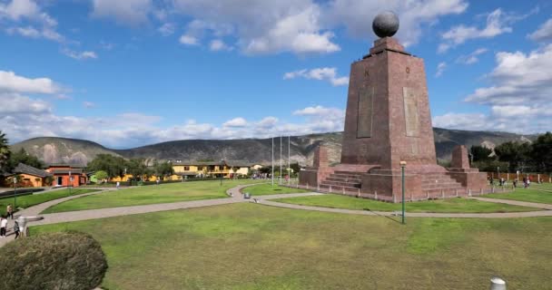 Pomnik na linii równika w pobliżu Quito, San Antonio — Wideo stockowe