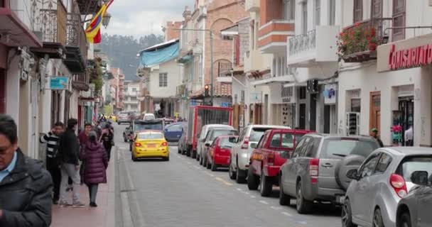 Miejska ulica w Ameryce Południowej, Cuenca, Ekwador — Wideo stockowe