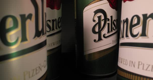 Cutii de bere Pilsner Urquell cu lentilă sondă — Videoclip de stoc