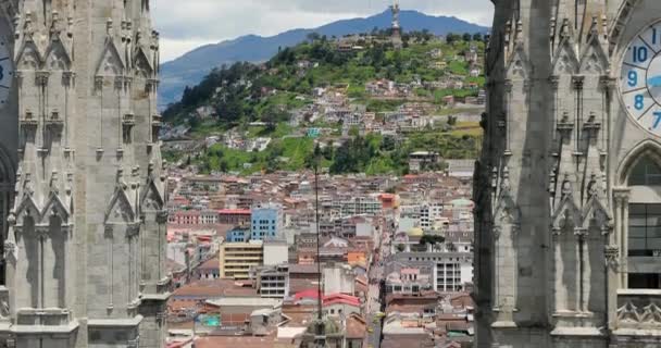 Quito, Ecudador stad panorama vanaf de kathedraal — Stockvideo