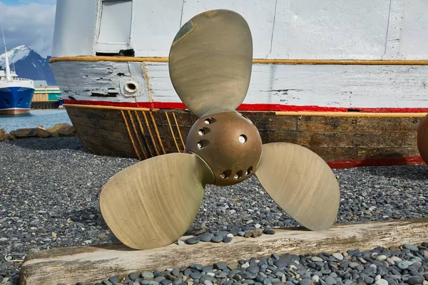 Hélice de barco en tierra —  Fotos de Stock