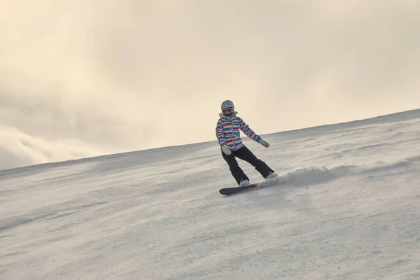 Snowboarderin im Sonnenlicht — Stockfoto