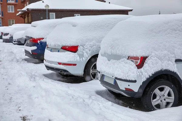 Coches de estacionamiento de invierno — Foto de Stock