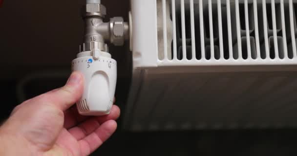 Válvula de calentamiento giratoria que ajusta el radiador — Vídeo de stock