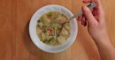 Taze malzemeli sebze çorbası içiyorum.