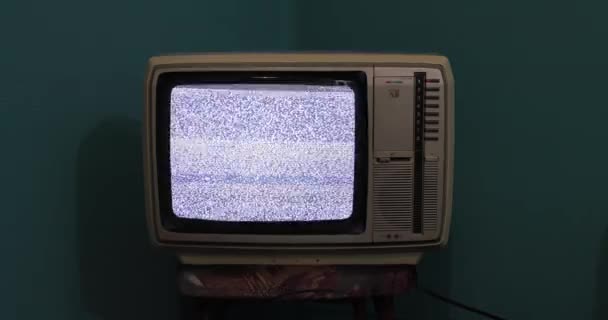 Старый телевизор без сигнала — стоковое видео