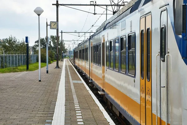 Gare ferroviaire avec train de voyageurs — Photo