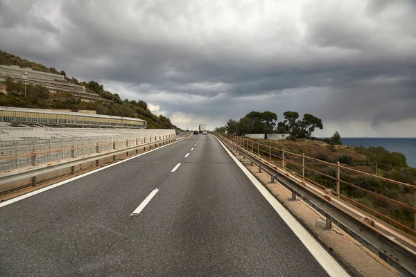 Highway in hilly landscape — Stock Photo, Image