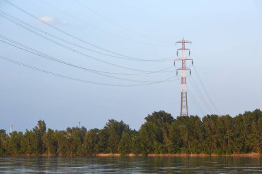 Nehir üzerinde elektrik hatları