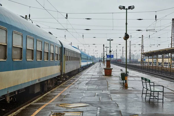 Järnvägsstation med persontåg — Stockfoto
