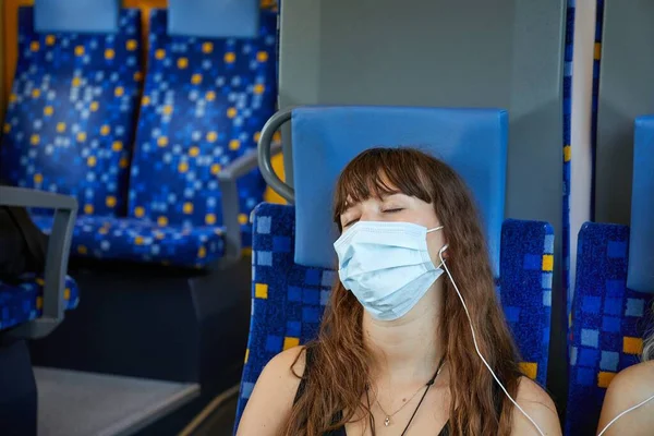 마스크를 쓴 열차의 젊은 여자 — 스톡 사진