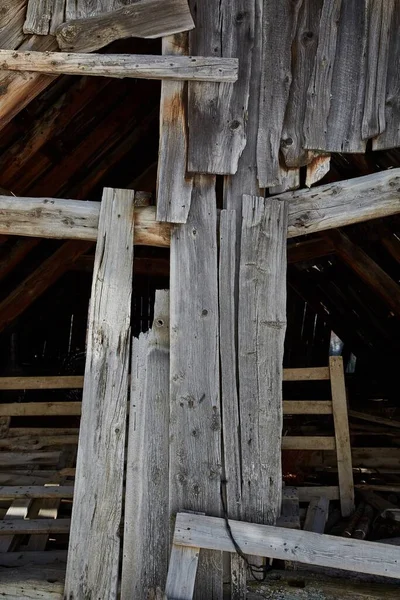 Tetto della casa abbandonata e soffitta danneggiati — Foto Stock