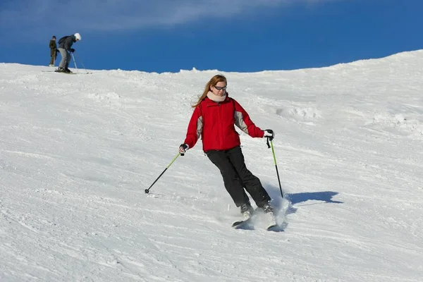 Skifahren in den schneebedeckten Winterhängen — Stockfoto