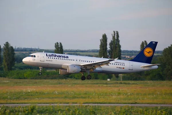 Passagierflugzeug setzt auf — Stockfoto