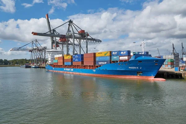 Laadcontainers op een schip — Stockfoto