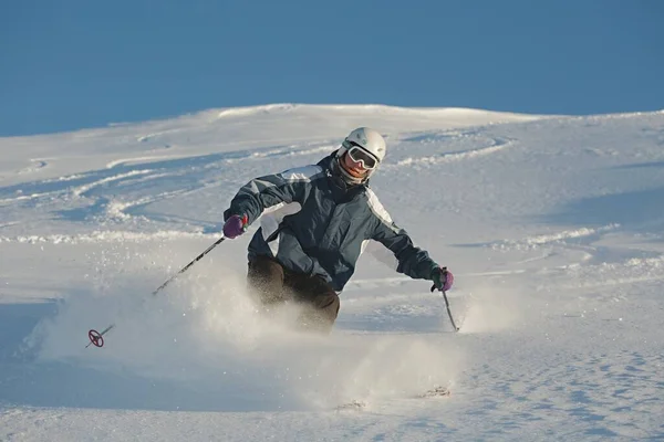 Skifahren im frischen Pulverschnee — Stockfoto