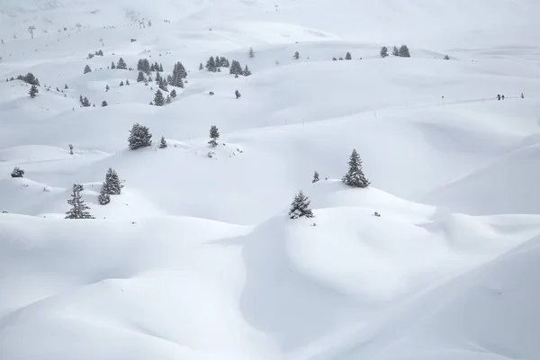 山中的冬季风景，新雪 — 图库照片