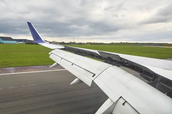 Landing plane wing flaps and spoilers extended — Stock Photo, Image