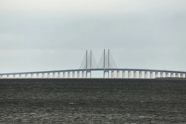 İsveç ile Danimarka arasında okyanus üzerinde bir köprü. — Stok fotoğraf