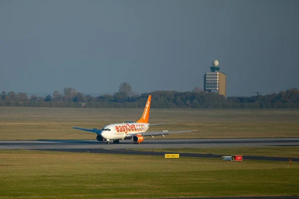 Avión en taxi en el aeropuerto — Foto de Stock