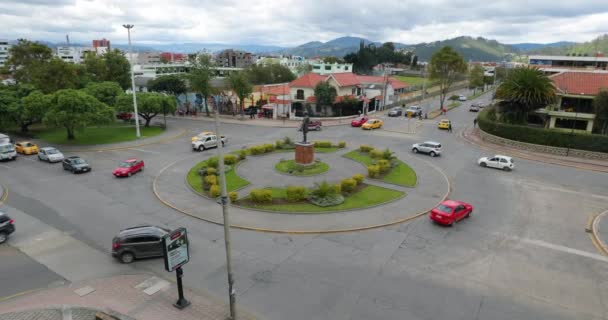 Roundabout traffic in Cuenca, Ecuador — Stock Video