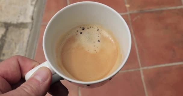Beber una taza de café — Vídeo de stock