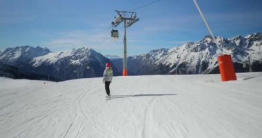 Snowboardcu görüntüyü takip ediyor