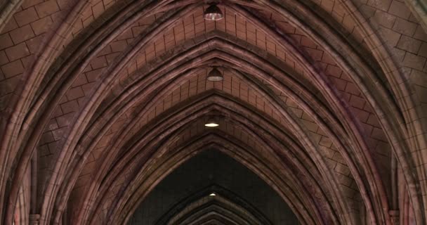 Katolska kyrkan med ceremoni inuti — Stockvideo